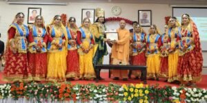 मुख्यमंत्री योगी आदित्यनाथ ने 77वें गणतंत्र दिवस समारोह में विभिन्न राज्यों से आए लोक कलाकारों को अपने सरकारी आवास पर सम्मानित किया। उन्होंने कहा कि कलाकारों की प्रस्तुतियां “एक भारत-श्रेष्ठ भारत” की भावना को मजबूत करती हैं। उत्तर प्रदेश सहित 10 राज्यों के 18 समूहों के 261 कलाकारों ने लोकनृत्य व लोककलाओं से कार्यक्रम को भव्य बनाया। सीएम योगी ने कलाकारों से संवाद किया, उनकी सराहना की और उत्तर प्रदेश भ्रमण के लिए आमंत्रित किया।