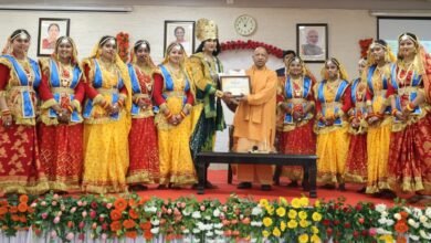 मुख्यमंत्री योगी आदित्यनाथ ने 77वें गणतंत्र दिवस समारोह में विभिन्न राज्यों से आए लोक कलाकारों को अपने सरकारी आवास पर सम्मानित किया। उन्होंने कहा कि कलाकारों की प्रस्तुतियां “एक भारत-श्रेष्ठ भारत” की भावना को मजबूत करती हैं। उत्तर प्रदेश सहित 10 राज्यों के 18 समूहों के 261 कलाकारों ने लोकनृत्य व लोककलाओं से कार्यक्रम को भव्य बनाया। सीएम योगी ने कलाकारों से संवाद किया, उनकी सराहना की और उत्तर प्रदेश भ्रमण के लिए आमंत्रित किया।