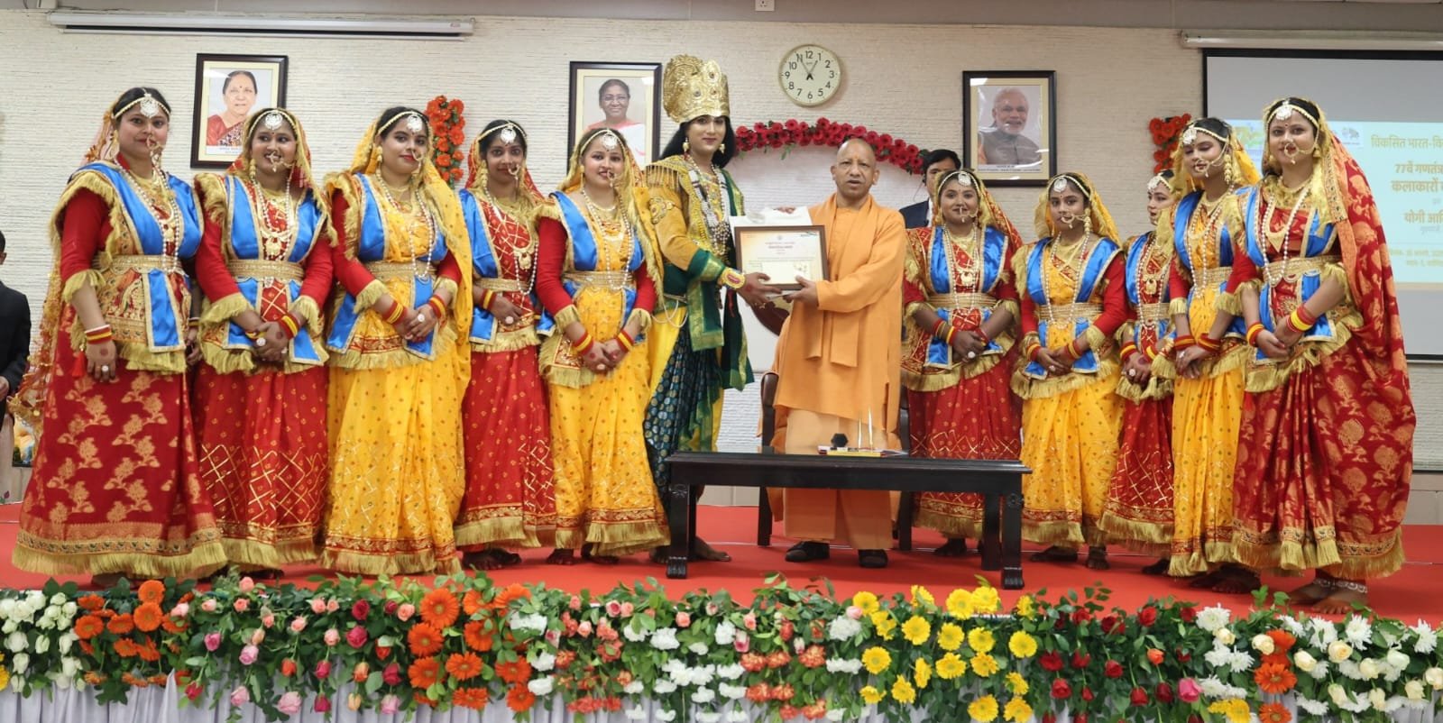 मुख्यमंत्री योगी आदित्यनाथ ने 77वें गणतंत्र दिवस समारोह में विभिन्न राज्यों से आए लोक कलाकारों को अपने सरकारी आवास पर सम्मानित किया। उन्होंने कहा कि कलाकारों की प्रस्तुतियां “एक भारत-श्रेष्ठ भारत” की भावना को मजबूत करती हैं। उत्तर प्रदेश सहित 10 राज्यों के 18 समूहों के 261 कलाकारों ने लोकनृत्य व लोककलाओं से कार्यक्रम को भव्य बनाया। सीएम योगी ने कलाकारों से संवाद किया, उनकी सराहना की और उत्तर प्रदेश भ्रमण के लिए आमंत्रित किया।