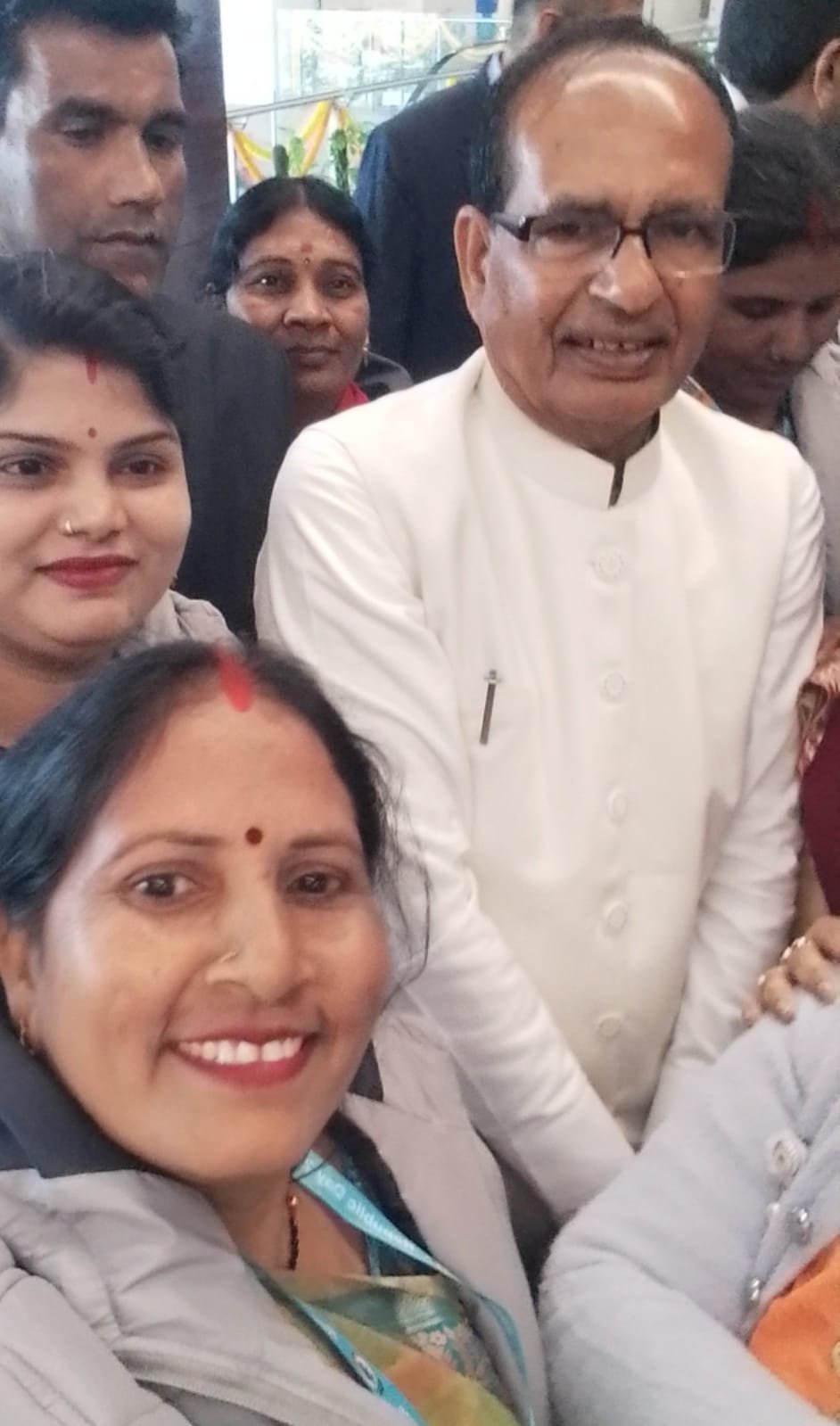 गणतंत्र दिवस-2026 पर उत्तर प्रदेश की 14 लखपति दीदियों ने कर्तव्य पथ, नई दिल्ली में आयोजित परेड समारोह में विशेष अतिथि बनकर प्रदेश का मान बढ़ाया। राज्य ग्रामीण आजीविका मिशन से जुड़ी इन महिलाओं ने आत्मनिर्भर नारी, समृद्ध गांव और सशक्त उत्तर प्रदेश का संदेश दिया। दीदियों ने केंद्रीय ग्रामीण विकास मंत्री शिवराज सिंह चौहान से संवाद कर अपने उद्यमों और उपलब्धियों की जानकारी साझा की, जो महिला सशक्तिकरण की प्रेरक मिसाल बनी।