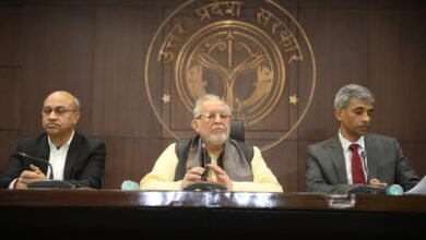 स्विट्ज़रलैंड के दावोस में आयोजित वर्ल्ड इकोनॉमिक फोरम 2026 में उत्तर प्रदेश सरकार ने लगभग ₹2.92 लाख करोड़ के 31 निवेश समझौते कर बड़ी उपलब्धि दर्ज की है। वित्त मंत्री सुरेश कुमार खन्ना के अनुसार डेटा सेंटर, नवीकरणीय ऊर्जा, मैन्युफैक्चरिंग, डिफेंस, ईवी, फार्मा और एआई जैसे क्षेत्रों में निवेश प्रस्ताव मिले हैं। ग्रेटर नोएडा में एआई आधारित डेटा सेंटर सहित कई मेगा परियोजनाएं प्रदेश को वैश्विक निवेश केंद्र के रूप में स्थापित करेंगी।