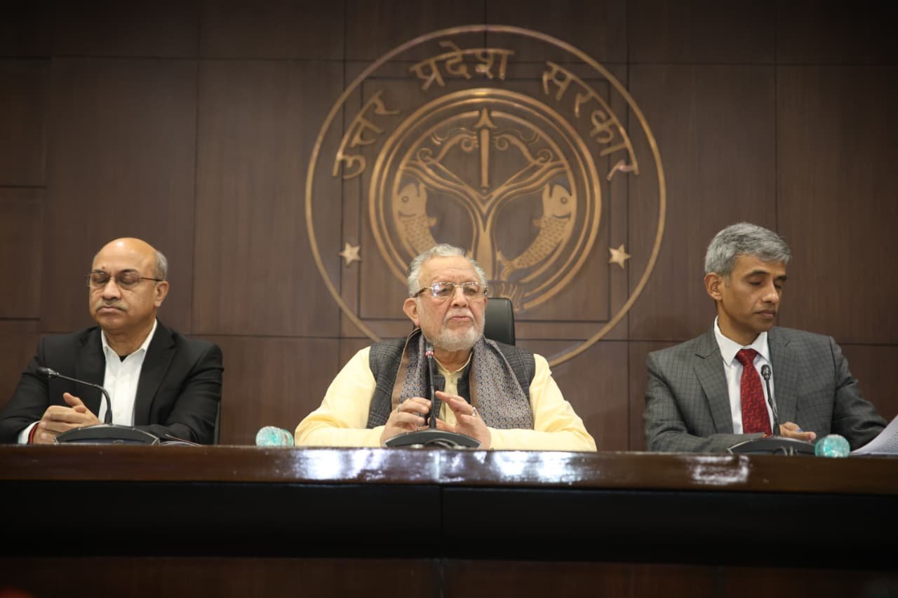 स्विट्ज़रलैंड के दावोस में आयोजित वर्ल्ड इकोनॉमिक फोरम 2026 में उत्तर प्रदेश सरकार ने लगभग ₹2.92 लाख करोड़ के 31 निवेश समझौते कर बड़ी उपलब्धि दर्ज की है। वित्त मंत्री सुरेश कुमार खन्ना के अनुसार डेटा सेंटर, नवीकरणीय ऊर्जा, मैन्युफैक्चरिंग, डिफेंस, ईवी, फार्मा और एआई जैसे क्षेत्रों में निवेश प्रस्ताव मिले हैं। ग्रेटर नोएडा में एआई आधारित डेटा सेंटर सहित कई मेगा परियोजनाएं प्रदेश को वैश्विक निवेश केंद्र के रूप में स्थापित करेंगी।