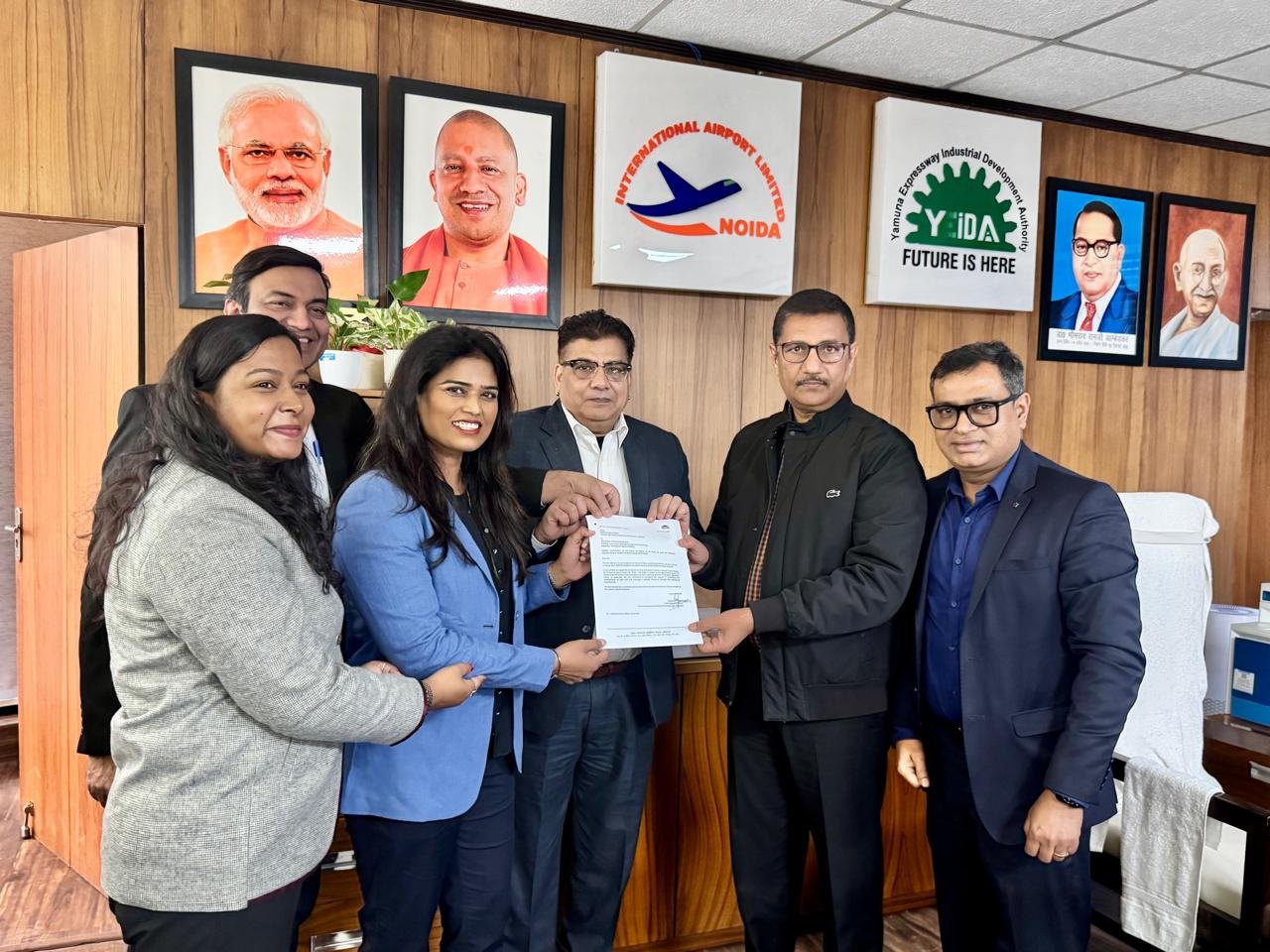 मुख्यमंत्री योगी आदित्यनाथ के मार्गदर्शन में यमुना एक्सप्रेसवे औद्योगिक क्षेत्र में मेडिकल डिवाइसेज़ पार्क के तहत शुक्र फ़ार्मास्यूटिकल्स लिमिटेड को 10 एकड़ भूमि का आशय पत्र प्रदान किया गया। इस परियोजना से 2900 से अधिक प्रत्यक्ष व अप्रत्यक्ष रोजगार सृजित होंगे। यहां बीएनसीटी कैंसर थेरेपी, सीटी-एमआरआई, रोबोटिक सर्जरी सिस्टम, हार्ट इम्प्लांट्स और अत्याधुनिक डायग्नोस्टिक उपकरणों का निर्माण किया जाएगा, जिससे उत्तर प्रदेश मेडिकल टेक्नोलॉजी का प्रमुख केंद्र बनेगा।