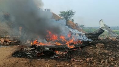 महाराष्ट्र के पुणे जिले के बारामती में बुधवार सुबह एक दर्दनाक विमान हादसे में उपमुख्यमंत्री अजीत पवार समेत पांच लोगों की मौत हो गई। मुंबई से बारामती आ रहा वीएसआर वेंचर्स का लियरजेट विमान रनवे पर उतरते समय दुर्घटनाग्रस्त हो गया और उसमें आग लग गई। हादसे में पायलट, को-पायलट, सुरक्षा अधिकारी और विमान स्टाफ की भी जान चली गई। नागरिक उड्डयन मंत्रालय ने दुर्घटना की जांच के आदेश दे दिए हैं।