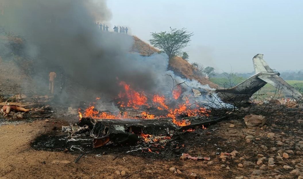 महाराष्ट्र के पुणे जिले के बारामती में बुधवार सुबह एक दर्दनाक विमान हादसे में उपमुख्यमंत्री अजीत पवार समेत पांच लोगों की मौत हो गई। मुंबई से बारामती आ रहा वीएसआर वेंचर्स का लियरजेट विमान रनवे पर उतरते समय दुर्घटनाग्रस्त हो गया और उसमें आग लग गई। हादसे में पायलट, को-पायलट, सुरक्षा अधिकारी और विमान स्टाफ की भी जान चली गई। नागरिक उड्डयन मंत्रालय ने दुर्घटना की जांच के आदेश दे दिए हैं।