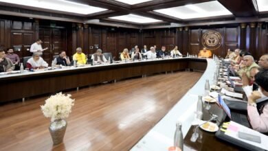 प्रदेश सरकार ने पूर्वी पाकिस्तान से विस्थापित 99 हिंदू बंगाली परिवारों के स्थायी पुनर्वासन को मंजूरी दी है। मेरठ के मवाना क्षेत्र में झील की भूमि पर रह रहे इन परिवारों को कानपुर देहात के रसूलाबाद तहसील में बसाया जाएगा। प्रत्येक परिवार को 0.50 एकड़ भूमि 30 वर्ष के पट्टे पर दी जाएगी। यह फैसला पर्यावरण संरक्षण के साथ विस्थापित परिवारों को सुरक्षित और सम्मानजनक जीवन देने की दिशा में अहम कदम है।