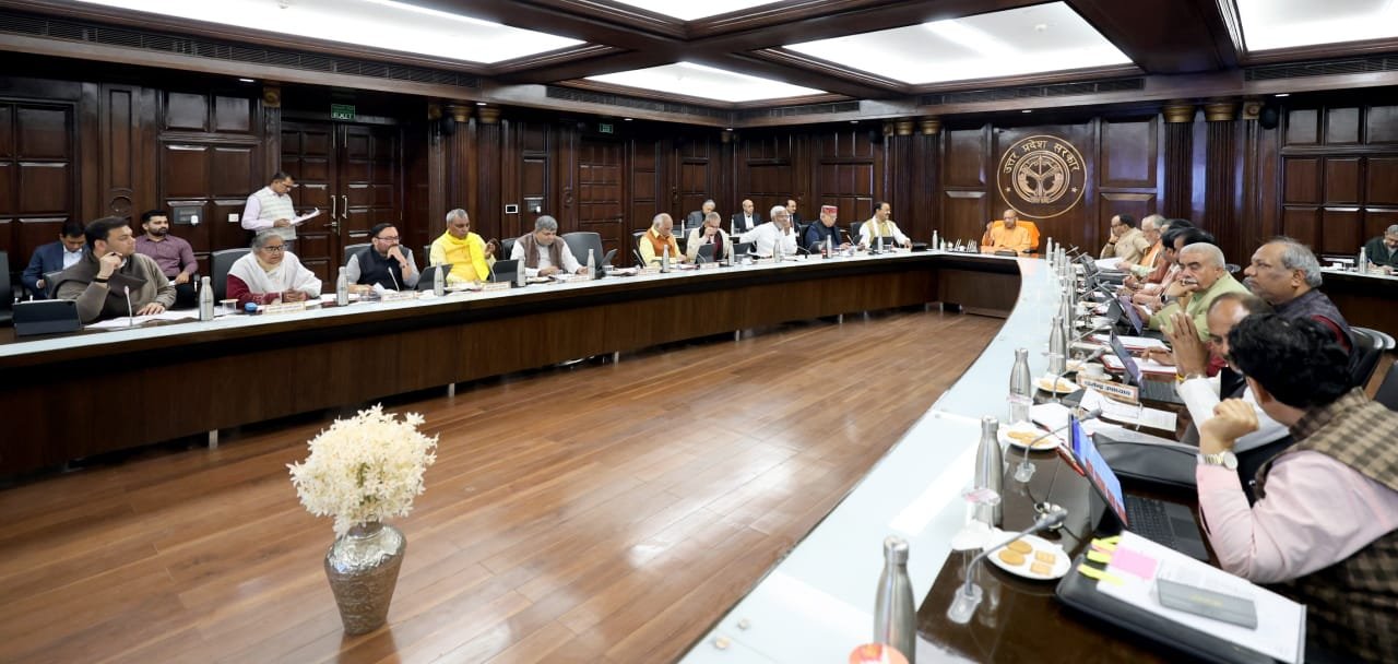 प्रदेश सरकार ने पूर्वी पाकिस्तान से विस्थापित 99 हिंदू बंगाली परिवारों के स्थायी पुनर्वासन को मंजूरी दी है। मेरठ के मवाना क्षेत्र में झील की भूमि पर रह रहे इन परिवारों को कानपुर देहात के रसूलाबाद तहसील में बसाया जाएगा। प्रत्येक परिवार को 0.50 एकड़ भूमि 30 वर्ष के पट्टे पर दी जाएगी। यह फैसला पर्यावरण संरक्षण के साथ विस्थापित परिवारों को सुरक्षित और सम्मानजनक जीवन देने की दिशा में अहम कदम है।