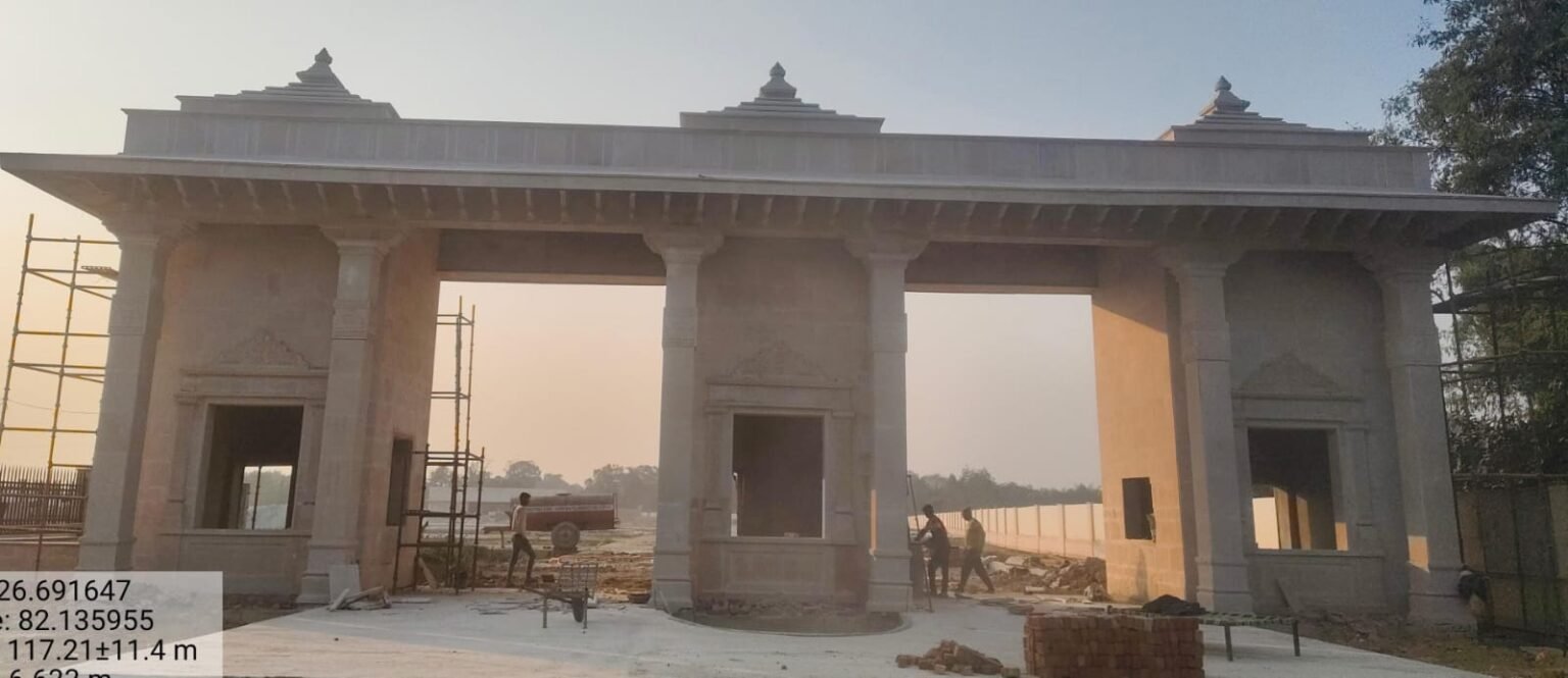 अयोध्या में राम भक्तों के स्वागत के लिए बन रहे भरत द्वार का निर्माण अंतिम चरण में है। अयोध्या-सुल्तानपुर मार्ग पर बन रहा यह भव्य प्रवेश द्वार फरवरी 2026 तक पूरा होने की संभावना है। लगभग 2024.90 लाख रुपये की लागत से बन रही इस परियोजना का 90 प्रतिशत से अधिक कार्य पूरा हो चुका है। यह द्वार श्रद्धालुओं के लिए प्रथम स्वागत स्थल बनेगा और अयोध्या को विश्वस्तरीय पर्यटन केंद्र बनाने की दिशा में महत्वपूर्ण कदम होगा।