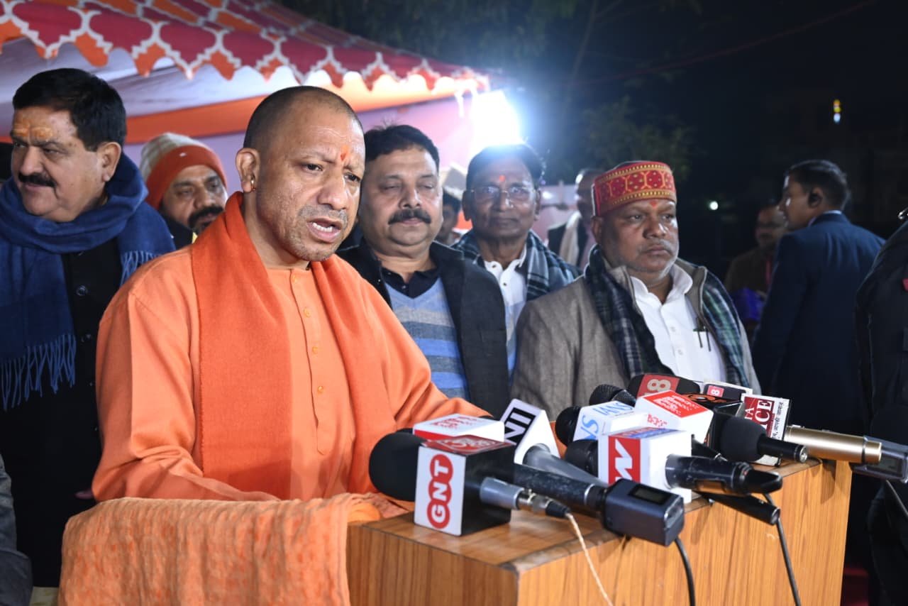 वाराणसी। योगी आदित्यनाथ ने टाउनहाल रैनबसेरे के निरीक्षण के बाद पत्रकारों से बातचीत में कहा कि भीषण ठंड को देखते हुए सभी जनपदों को ऊनी वस्त्र वितरण हेतु पर्याप्त धनराशि दी गई है। काशी में 28 से अधिक रैनबसेरे संचालित हैं, जहां गरीबों, बेसहारा लोगों और श्रद्धालुओं को आश्रय मिल रहा है। मुख्यमंत्री ने बताया कि प्रधानमंत्री के नेतृत्व में पिछले 11 वर्षों में काशी के लिए 53 हजार करोड़ रुपये से अधिक की परियोजनाएं स्वीकृत हुई हैं, जिनमें अधिकांश पूर्ण हो चुकी हैं।