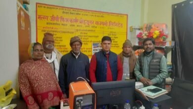 बरहज, देवरिया में कृषि विज्ञान केन्द्र के वरिष्ठ वैज्ञानिक डॉ. मांधाता सिंह ने मत्स्य जीवी फिश फार्मर प्रोड्यूसर कंपनी लिमिटेड कार्यालय का निरीक्षण किया। उन्होंने चेयरमैन निषाद जितेन्द्र भारत से एफएफपीओ की प्रगति की जानकारी ली और कार्यों पर संतोष जताया। इस दौरान परसिया तिवारी स्थित तालाब का भी निरीक्षण किया गया। डॉ. सिंह ने प्रधानमंत्री मत्स्य संपदा योजना की जानकारी देते हुए मछुआरों को सरकारी योजनाओं से लाभ लेने का आह्वान किया।