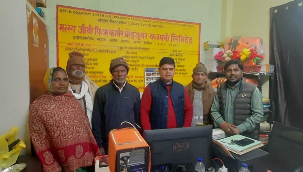 बरहज, देवरिया में कृषि विज्ञान केन्द्र के वरिष्ठ वैज्ञानिक डॉ. मांधाता सिंह ने मत्स्य जीवी फिश फार्मर प्रोड्यूसर कंपनी लिमिटेड कार्यालय का निरीक्षण किया। उन्होंने चेयरमैन निषाद जितेन्द्र भारत से एफएफपीओ की प्रगति की जानकारी ली और कार्यों पर संतोष जताया। इस दौरान परसिया तिवारी स्थित तालाब का भी निरीक्षण किया गया। डॉ. सिंह ने प्रधानमंत्री मत्स्य संपदा योजना की जानकारी देते हुए मछुआरों को सरकारी योजनाओं से लाभ लेने का आह्वान किया।