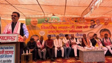 भलुअनी, देवरिया के ब्लाक परिसर में विकसित भारत–जी-राम-जी जनजागरण अभियान के तहत कृषक–श्रमिक ग्राम चौपाल का आयोजन किया गया। कार्यक्रम में केन्द्रीय राज्य मंत्री एवं सांसद कमलेश पासवान मुख्य अतिथि रहे। उन्होंने विकसित भारत: जी-राम-जी अधिनियम, 2025 की जानकारी देते हुए बताया कि इससे मनरेगा में पारदर्शिता आएगी और श्रमिकों को समय पर भुगतान सुनिश्चित होगा। विधायक दीपक मिश्र शाका ने योजना से किसानों को पर्याप्त श्रमिक मिलने की बात कही।