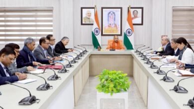 लखनऊ में वित्त विभाग की समीक्षा बैठक में मुख्यमंत्री योगी आदित्यनाथ ने प्रदेश में परियोजनाओं की वित्तीय स्वीकृति प्रक्रिया को तेज, सरल और पारदर्शी बनाने के निर्देश दिए। उन्होंने विभागीय मंत्री स्तर पर स्वीकृति सीमा 10 करोड़ से बढ़ाकर 50 करोड़ करने का प्रस्ताव रखा। साथ ही 50 से 150 करोड़ की परियोजनाओं की मंजूरी वित्त मंत्री और 150 करोड़ से अधिक की परियोजनाओं की स्वीकृति मुख्यमंत्री स्तर से देने की व्यवस्था तय की। वार्षिक कार्ययोजना, डिजिटल सुधार और समयबद्ध भुगतान पर भी जोर दिया गया।