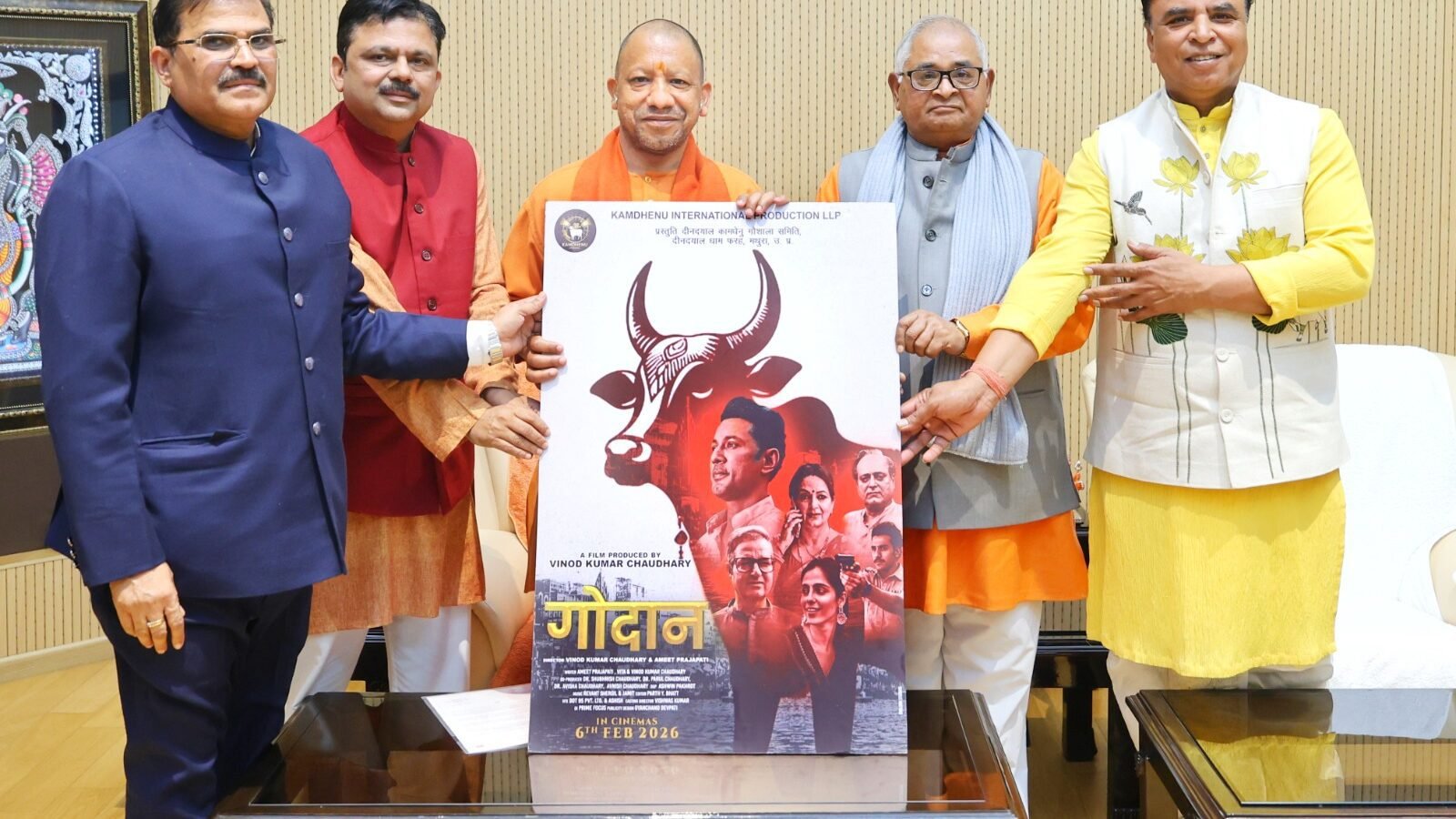 लखनऊ में गोमाता के संरक्षण, भारतीय संस्कृति और पंचगव्य आधारित वैज्ञानिक दृष्टिकोण पर बनी फिल्म ‘गोदान’ के निर्माता-निर्देशक विनोद चौधरी ने मुख्यमंत्री योगी आदित्यनाथ से शिष्टाचार भेंट की। इस दौरान फिल्म का ट्रेलर लॉन्च किया गया। निर्माता ने बताया कि उत्तर प्रदेश में गो-संरक्षण को लेकर मुख्यमंत्री के नेतृत्व में हुए ठोस और जमीनी कार्य उनकी प्रेरणा बने। फिल्म 6 फरवरी को देशभर में रिलीज होगी और समाज को गो-सेवा का संदेश देगी।