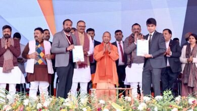 वाराणसी में 72वीं सीनियर नेशनल वालीबॉल चैंपियनशिप के वर्चुअल उद्घाटन अवसर पर मुख्यमंत्री योगी आदित्यनाथ ने कहा कि देश और प्रदेश में नई खेल संस्कृति विकसित हुई है। आधुनिक इंफ्रास्ट्रक्चर, पारदर्शी चयन और खेलो इंडिया जैसे अभियानों से युवाओं में अनुशासन व फिटनेस बढ़ी है। डॉ. संपूर्णानंद स्पोट्र्स स्टेडियम में हुए आयोजन ने यूपी के खेल भविष्य को नई दिशा दी।