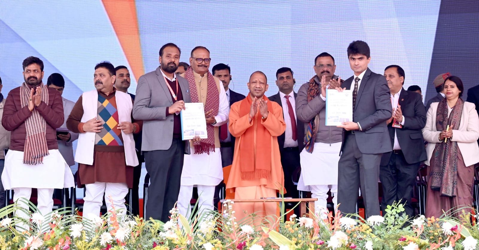 वाराणसी में 72वीं सीनियर नेशनल वालीबॉल चैंपियनशिप के वर्चुअल उद्घाटन अवसर पर मुख्यमंत्री योगी आदित्यनाथ ने कहा कि देश और प्रदेश में नई खेल संस्कृति विकसित हुई है। आधुनिक इंफ्रास्ट्रक्चर, पारदर्शी चयन और खेलो इंडिया जैसे अभियानों से युवाओं में अनुशासन व फिटनेस बढ़ी है। डॉ. संपूर्णानंद स्पोट्र्स स्टेडियम में हुए आयोजन ने यूपी के खेल भविष्य को नई दिशा दी।