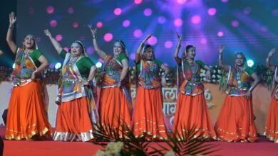 प्रयागराज में माघ मेला क्षेत्र के परेड ग्राउंड में कला संगम कार्यक्रम का शुभारंभ हो गया। उत्तर प्रदेश संस्कृति विभाग के इस आयोजन में लोक और शास्त्रीय कलाओं का अद्भुत संगम देखने को मिल रहा है। पहले दिन देवी लोकगीत, भजन, शंख वादन, लोक व शास्त्रीय नृत्य की प्रस्तुतियों ने दर्शकों को मंत्रमुग्ध कर दिया।