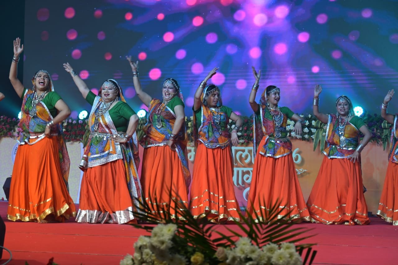 प्रयागराज में माघ मेला क्षेत्र के परेड ग्राउंड में कला संगम कार्यक्रम का शुभारंभ हो गया। उत्तर प्रदेश संस्कृति विभाग के इस आयोजन में लोक और शास्त्रीय कलाओं का अद्भुत संगम देखने को मिल रहा है। पहले दिन देवी लोकगीत, भजन, शंख वादन, लोक व शास्त्रीय नृत्य की प्रस्तुतियों ने दर्शकों को मंत्रमुग्ध कर दिया।