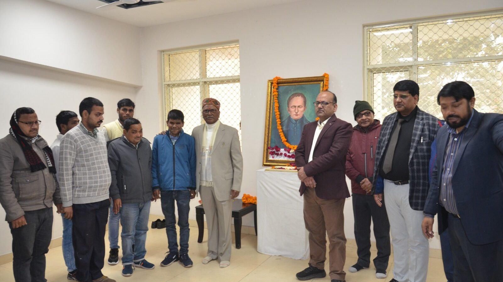 मुख्यमंत्री योगी आदित्यनाथ की समावेशी शिक्षा नीति को साकार करते हुए डॉ. शकुंतला मिश्रा राष्ट्रीय पुनर्वास विश्वविद्यालय में प्रदेश के पहले राज्य विश्वविद्यालय स्तरीय ब्रेल पुस्तकालय अनुभाग का शुभारंभ किया गया। यहां 54 उच्च शिक्षा पाठ्यक्रमों की 4000 से अधिक ब्रेल पुस्तकें उपलब्ध हैं। यह पहल दृष्टि दिव्यांगों को शिक्षा, आत्मनिर्भरता और मुख्यधारा से जोड़ने में मील का पत्थर बनेगी।