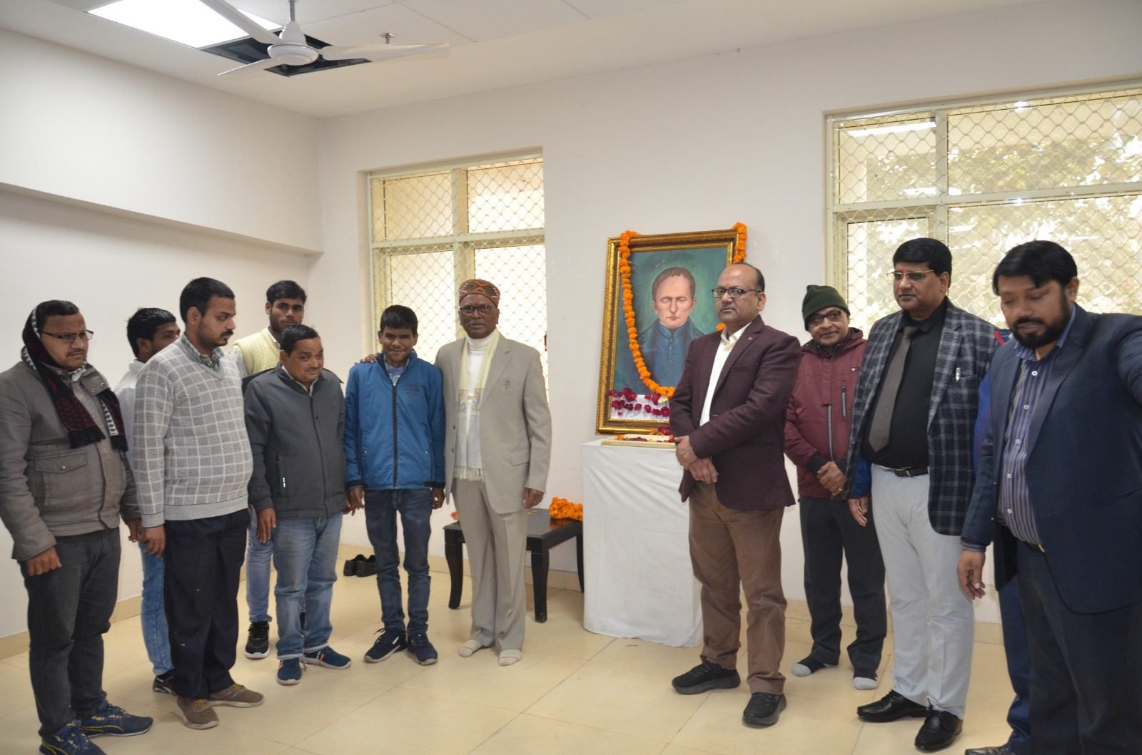 मुख्यमंत्री योगी आदित्यनाथ की समावेशी शिक्षा नीति को साकार करते हुए डॉ. शकुंतला मिश्रा राष्ट्रीय पुनर्वास विश्वविद्यालय में प्रदेश के पहले राज्य विश्वविद्यालय स्तरीय ब्रेल पुस्तकालय अनुभाग का शुभारंभ किया गया। यहां 54 उच्च शिक्षा पाठ्यक्रमों की 4000 से अधिक ब्रेल पुस्तकें उपलब्ध हैं। यह पहल दृष्टि दिव्यांगों को शिक्षा, आत्मनिर्भरता और मुख्यधारा से जोड़ने में मील का पत्थर बनेगी।