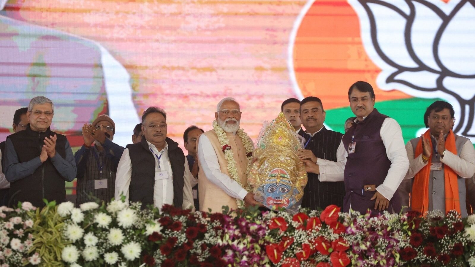 प्रधानमंत्री नरेन्द्र मोदी ने मालदा की जनसभा में तृणमूल कांग्रेस पर पश्चिम बंगाल को लूटने और विकास रोकने का आरोप लगाया। उन्होंने कहा कि भाजपा सरकार बनने पर ही रुके हुए विकास कार्य दोबारा शुरू होंगे। पीएम मोदी ने आयुष्मान भारत, सूर्यघर मुफ्त बिजली योजना और घुसपैठ जैसे मुद्दों पर तृणमूल सरकार को घेरा। उन्होंने कहा कि बंगाल में अब सुशासन और विकास के लिए बदलाव जरूरी है।