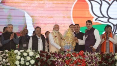 प्रधानमंत्री नरेन्द्र मोदी ने मालदा की जनसभा में तृणमूल कांग्रेस पर पश्चिम बंगाल को लूटने और विकास रोकने का आरोप लगाया। उन्होंने कहा कि भाजपा सरकार बनने पर ही रुके हुए विकास कार्य दोबारा शुरू होंगे। पीएम मोदी ने आयुष्मान भारत, सूर्यघर मुफ्त बिजली योजना और घुसपैठ जैसे मुद्दों पर तृणमूल सरकार को घेरा। उन्होंने कहा कि बंगाल में अब सुशासन और विकास के लिए बदलाव जरूरी है।