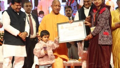 लखनऊ के इंदिरा गांधी प्रतिष्ठान में प्रधानमंत्री आवास योजना (शहरी) 2.0 के तहत उत्तर प्रदेश के दो लाख से अधिक लाभार्थियों के खातों में पहली किस्त की धनराशि अंतरित की गई। कार्यक्रम में केंद्रीय मंत्री मनोहर लाल खट्टर वर्चुअल रूप से जुड़े। मुख्यमंत्री योगी आदित्यनाथ ने कहा कि यह योजना केवल घर नहीं, बल्कि आत्मनिर्भरता का आधार है। आवास के साथ शौचालय, बिजली, गैस, आयुष्मान कार्ड जैसी सुविधाएं जीवन में बड़ा बदलाव ला रही हैं। सीएम ने लाभार्थियों से सीधा संवाद कर राशि के सही उपयोग और बच्चों की शिक्षा पर ध्यान देने की अपील की।