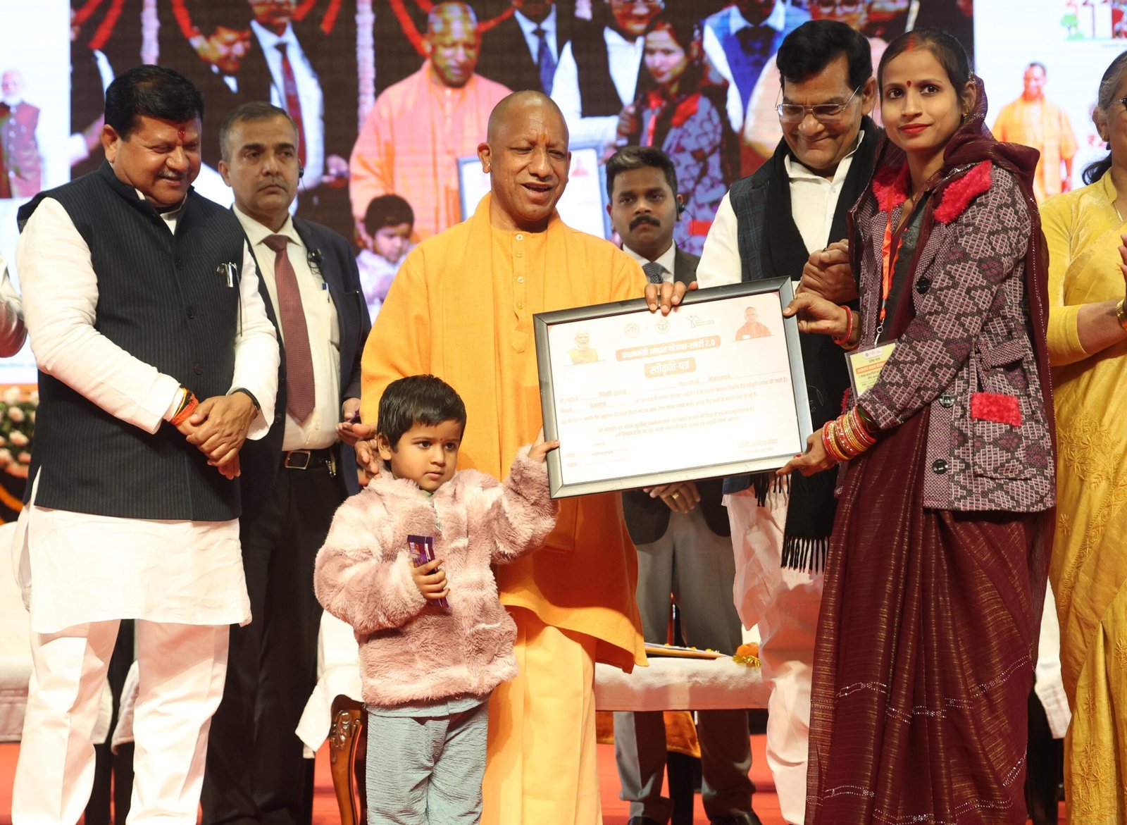 लखनऊ के इंदिरा गांधी प्रतिष्ठान में प्रधानमंत्री आवास योजना (शहरी) 2.0 के तहत उत्तर प्रदेश के दो लाख से अधिक लाभार्थियों के खातों में पहली किस्त की धनराशि अंतरित की गई। कार्यक्रम में केंद्रीय मंत्री मनोहर लाल खट्टर वर्चुअल रूप से जुड़े। मुख्यमंत्री योगी आदित्यनाथ ने कहा कि यह योजना केवल घर नहीं, बल्कि आत्मनिर्भरता का आधार है। आवास के साथ शौचालय, बिजली, गैस, आयुष्मान कार्ड जैसी सुविधाएं जीवन में बड़ा बदलाव ला रही हैं। सीएम ने लाभार्थियों से सीधा संवाद कर राशि के सही उपयोग और बच्चों की शिक्षा पर ध्यान देने की अपील की।