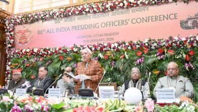 लखनऊ में आयोजित 86वें अखिल भारतीय पीठासीन अधिकारी सम्मेलन में राज्यपाल आनंदीबेन पटेल ने पीठासीन अधिकारियों को लोकतंत्र की आत्मा का संरक्षक बताया। उन्होंने निष्पक्षता, मर्यादा और सार्थक संवाद पर बल दिया। लोकसभा अध्यक्ष ओम बिरला ने सदन की कार्यवाही के लिए पर्याप्त समय सुनिश्चित करने की आवश्यकता जताई। तीन दिवसीय सम्मेलन में संसदीय अनुशासन, संवाद और लोकतांत्रिक संस्थाओं की मजबूती पर व्यापक मंथन हो रहा है।