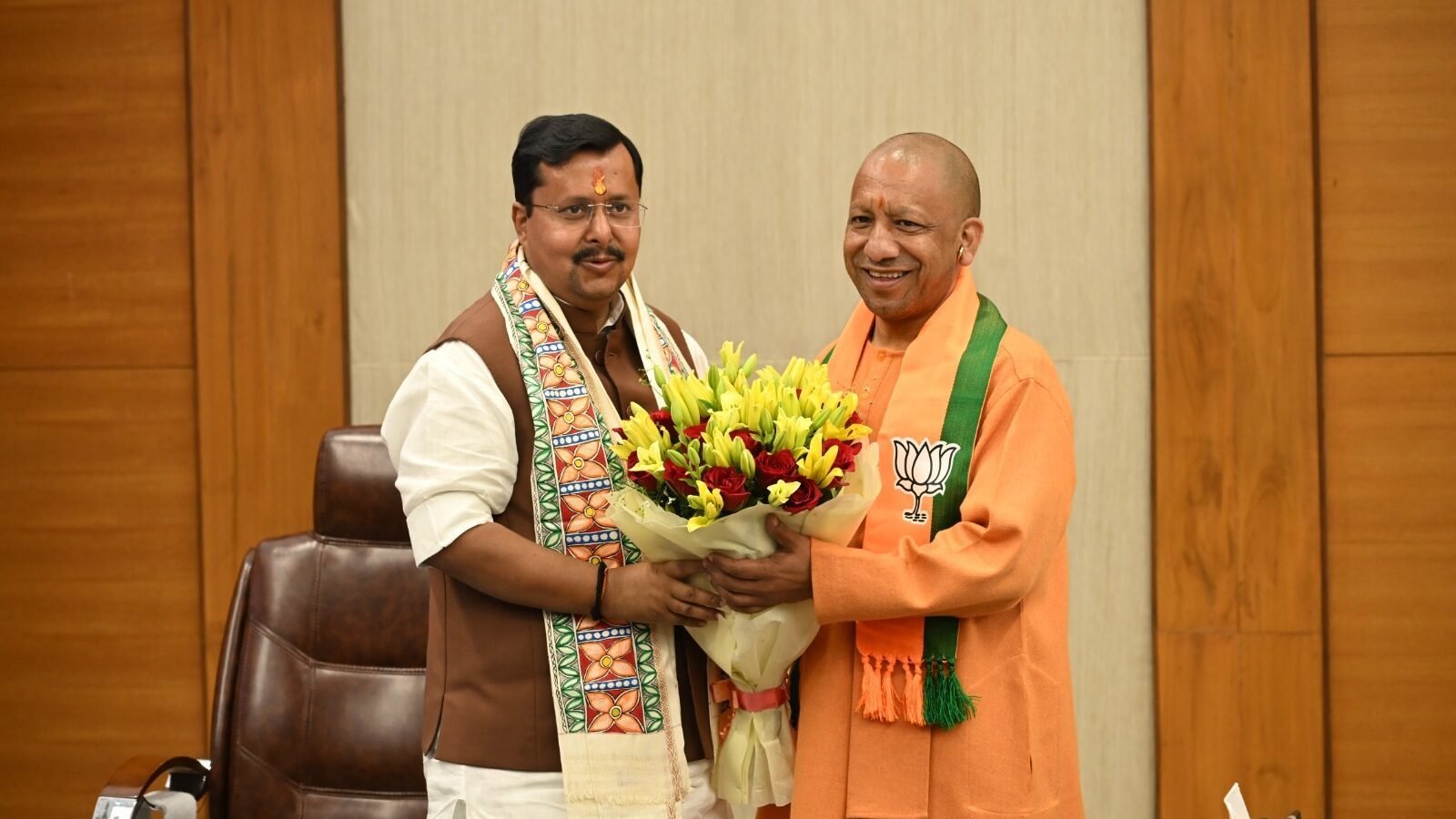 मुख्यमंत्री योगी आदित्यनाथ ने नई दिल्ली में भारतीय जनता पार्टी के नवनिर्वाचित राष्ट्रीय अध्यक्ष नितिन नबीन से मुलाकात कर उन्हें बधाई दी। सीएम योगी ने पुष्पगुच्छ भेंट कर उज्ज्वल कार्यकाल की शुभकामनाएं दीं और सोशल मीडिया प्लेटफॉर्म ‘एक्स’ पर भी उनके नेतृत्व, संगठनात्मक अनुभव और दूरदर्शिता की सराहना की।