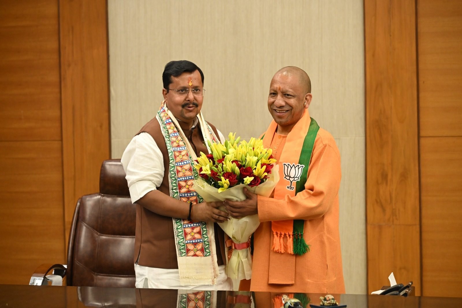 मुख्यमंत्री योगी आदित्यनाथ ने नई दिल्ली में भारतीय जनता पार्टी के नवनिर्वाचित राष्ट्रीय अध्यक्ष नितिन नबीन से मुलाकात कर उन्हें बधाई दी। सीएम योगी ने पुष्पगुच्छ भेंट कर उज्ज्वल कार्यकाल की शुभकामनाएं दीं और सोशल मीडिया प्लेटफॉर्म ‘एक्स’ पर भी उनके नेतृत्व, संगठनात्मक अनुभव और दूरदर्शिता की सराहना की।