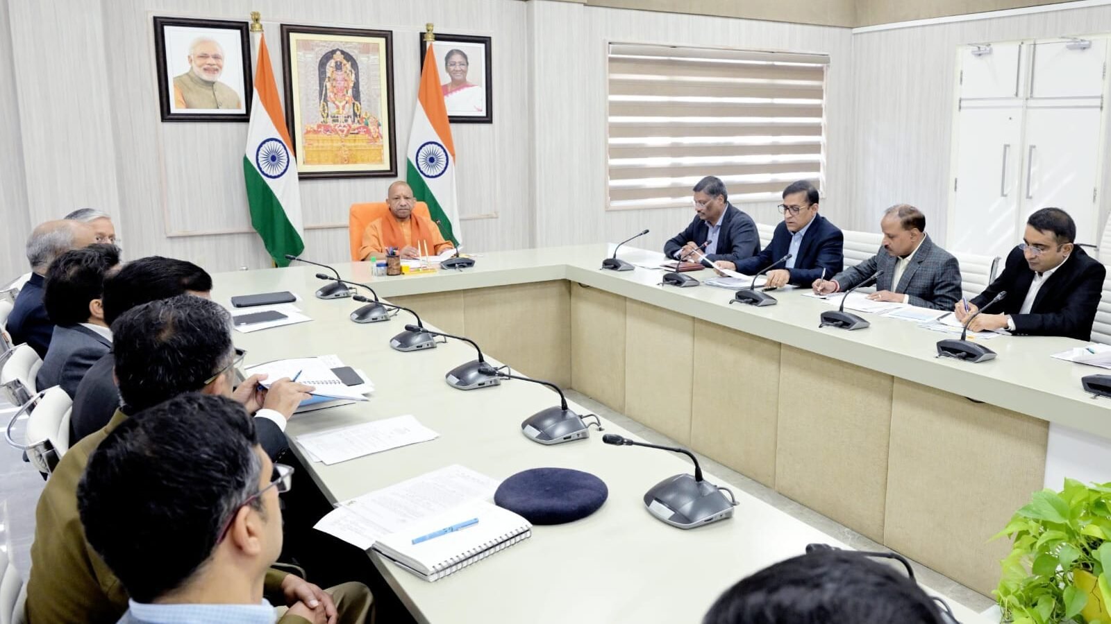 उत्तर प्रदेश दिवस-2026 को इस वर्ष जनोत्सव के रूप में मनाया जाएगा। मुख्यमंत्री योगी आदित्यनाथ के निर्देश पर 24 से 26 जनवरी तक लखनऊ में भव्य आयोजन होगा, जिसका सीधा प्रसारण सभी जिलों में किया जाएगा। ‘विकसित भारत–विकसित उत्तर प्रदेश’ थीम पर प्रदर्शनी, शिल्प मेला, सांस्कृतिक कार्यक्रम और ‘एक जनपद–एक व्यंजन’ के जरिए प्रदेश की संस्कृति, विकास और विविधता को एक मंच पर प्रस्तुत किया जाएगा।