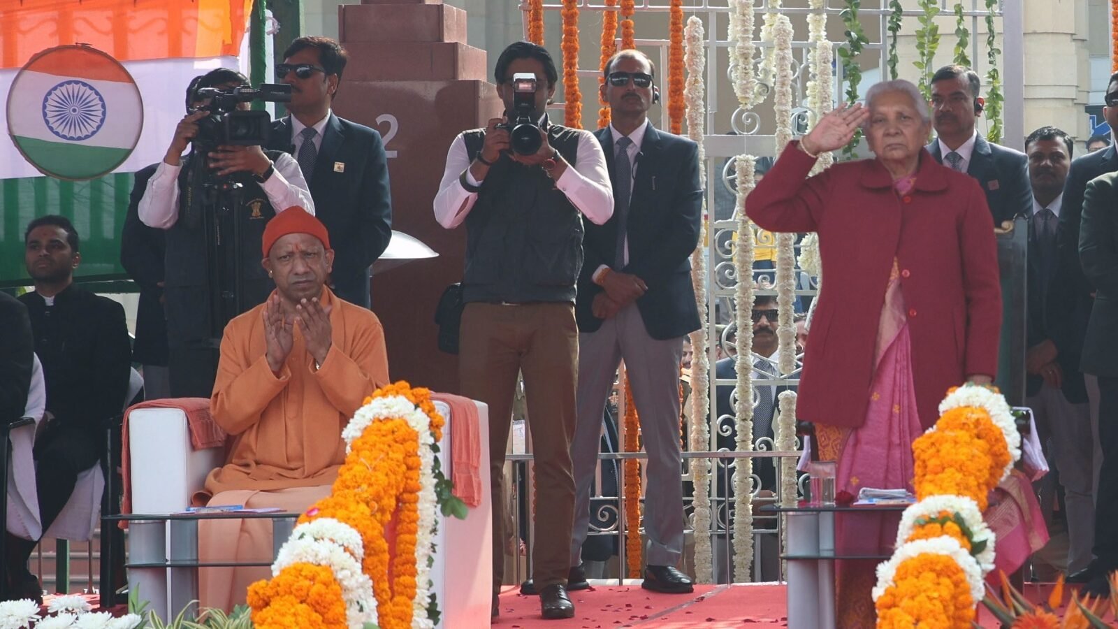 77वें गणतंत्र दिवस पर लखनऊ में विधान भवन के सामने मुख्य समारोह का भव्य आयोजन हुआ। राज्यपाल आनंदीबेन पटेल ने ध्वजारोहण कर परेड की सलामी ली। मुख्यमंत्री योगी आदित्यनाथ सहित कई गणमान्य अतिथि मौजूद रहे। परेड, हेलीकॉप्टर से पुष्पवर्षा, स्कूली बच्चों की प्रस्तुति, लोक कलाकारों के नृत्य और आकर्षक झांकियों ने ‘विकसित भारत-विकसित उत्तर प्रदेश’ और ‘एक भारत-श्रेष्ठ भारत’ का सशक्त संदेश दिया।