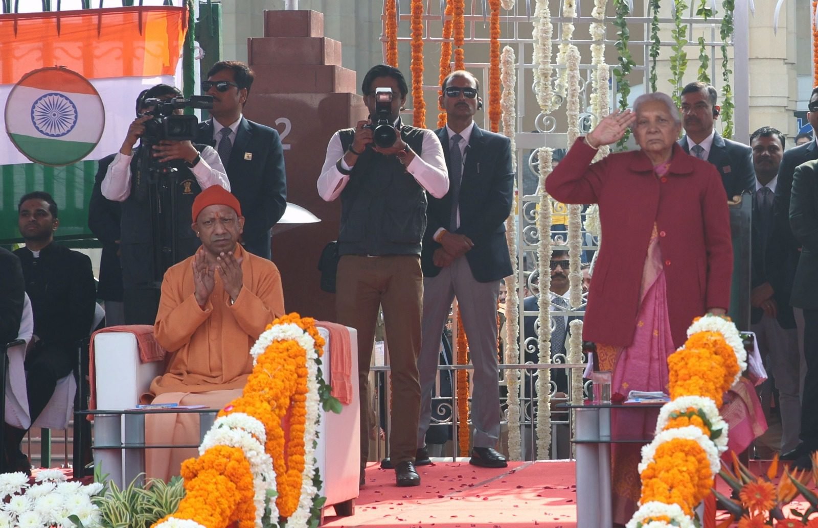 77वें गणतंत्र दिवस पर लखनऊ में विधान भवन के सामने मुख्य समारोह का भव्य आयोजन हुआ। राज्यपाल आनंदीबेन पटेल ने ध्वजारोहण कर परेड की सलामी ली। मुख्यमंत्री योगी आदित्यनाथ सहित कई गणमान्य अतिथि मौजूद रहे। परेड, हेलीकॉप्टर से पुष्पवर्षा, स्कूली बच्चों की प्रस्तुति, लोक कलाकारों के नृत्य और आकर्षक झांकियों ने ‘विकसित भारत-विकसित उत्तर प्रदेश’ और ‘एक भारत-श्रेष्ठ भारत’ का सशक्त संदेश दिया।