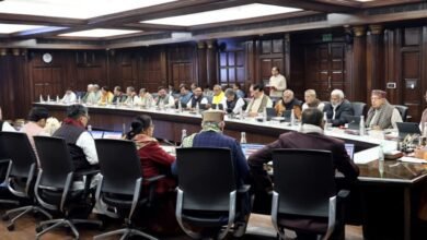 लखनऊ में योगी आदित्यनाथ की अध्यक्षता में हुई मंत्रिपरिषद की बैठक में औद्योगिक और बुनियादी ढांचे से जुड़े कई बड़े फैसलों पर मुहर लगी। सेमीकंडक्टर नीति के तहत ₹3,000 करोड़ या उससे अधिक निवेश पर विशेष प्रोत्साहन देने का निर्णय लिया गया। सुरेश खन्ना ने बताया कि वाराणसी में 500 बेड का सुपर स्पेशलिटी अस्पताल, नेशनल फॉरेंसिक साइंस यूनिवर्सिटी का ऑफ-कैंपस और पीलीभीत में नया बस स्टेशन भी मंजूर हुआ है।