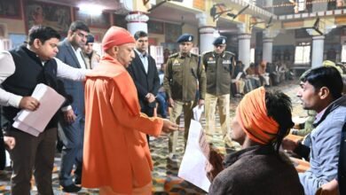 गोरखपुर प्रवास के दौरान मुख्यमंत्री योगी आदित्यनाथ ने गोरखनाथ मंदिर में रात्रि विश्राम के बाद मंगलवार को जनता दर्शन में करीब 200 लोगों की समस्याएं सुनीं। उन्होंने अधिकारियों को समयबद्ध, पारदर्शी व गुणवत्तापूर्ण निस्तारण के निर्देश दिए। गंभीर बीमारियों के इलाज के लिए मुख्यमंत्री विवेकाधीन कोष से आर्थिक सहायता देने का भरोसा दिलाया। भूमि कब्जे की शिकायतों पर सख्त कानूनी कार्रवाई के निर्देश भी दिए।