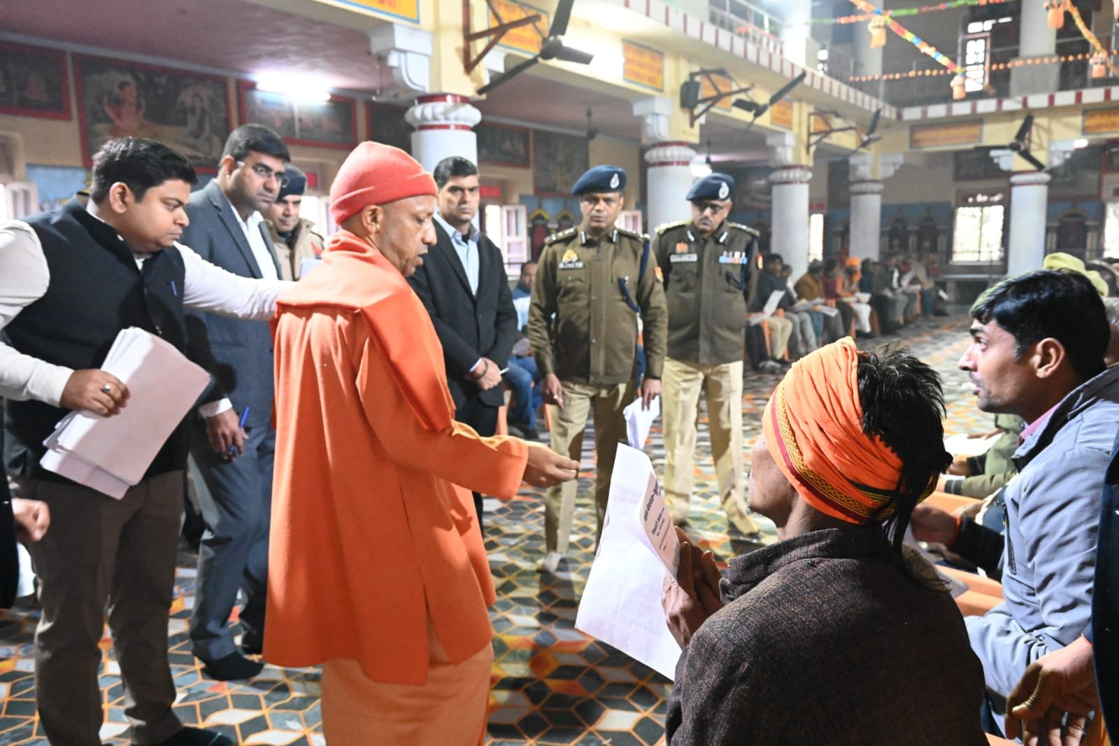 गोरखपुर प्रवास के दौरान मुख्यमंत्री योगी आदित्यनाथ ने गोरखनाथ मंदिर में रात्रि विश्राम के बाद मंगलवार को जनता दर्शन में करीब 200 लोगों की समस्याएं सुनीं। उन्होंने अधिकारियों को समयबद्ध, पारदर्शी व गुणवत्तापूर्ण निस्तारण के निर्देश दिए। गंभीर बीमारियों के इलाज के लिए मुख्यमंत्री विवेकाधीन कोष से आर्थिक सहायता देने का भरोसा दिलाया। भूमि कब्जे की शिकायतों पर सख्त कानूनी कार्रवाई के निर्देश भी दिए।