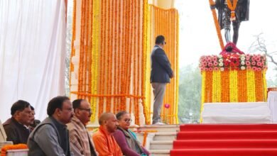 लखनऊ के जीपीओ पार्क में शुक्रवार को गांधी पुण्यतिथि के अवसर पर मुख्यमंत्री योगी आदित्यनाथ ने महात्मा गांधी की प्रतिमा पर पुष्पांजलि अर्पित कर श्रद्धांजलि दी। उन्होंने कुछ क्षण मौन रखकर बापू को नमन किया। इस दौरान स्कूली बच्चों द्वारा भजन प्रस्तुति हुई। मुख्यमंत्री ने एक्स पर भी सत्य, अहिंसा और मानवता के आदर्श अपनाने का आह्वान किया।