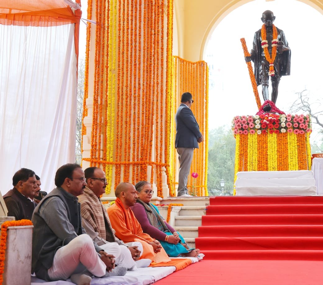 लखनऊ के जीपीओ पार्क में शुक्रवार को गांधी पुण्यतिथि के अवसर पर मुख्यमंत्री योगी आदित्यनाथ ने महात्मा गांधी की प्रतिमा पर पुष्पांजलि अर्पित कर श्रद्धांजलि दी। उन्होंने कुछ क्षण मौन रखकर बापू को नमन किया। इस दौरान स्कूली बच्चों द्वारा भजन प्रस्तुति हुई। मुख्यमंत्री ने एक्स पर भी सत्य, अहिंसा और मानवता के आदर्श अपनाने का आह्वान किया।