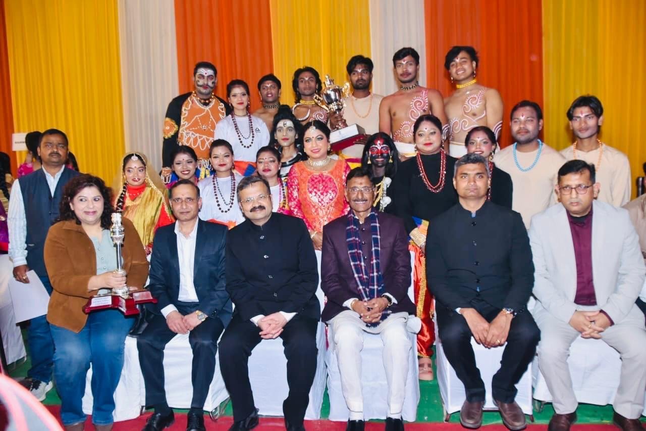 नई दिल्ली के कर्तव्य पथ पर आयोजित गणतंत्र दिवस परेड में उत्तर प्रदेश की झांकी को पॉपुलर च्वॉइस श्रेणी में द्वितीय पुरस्कार मिला। झांकी में बुंदेलखण्ड की सांस्कृतिक विरासत और आधुनिक उत्तर प्रदेश की विकास यात्रा को प्रभावशाली ढंग से प्रस्तुत किया गया। कालिंजर दुर्ग, हस्तशिल्प, एक जनपद एक उत्पाद, ब्रह्मोस मिसाइल और आधुनिक अवसंरचना जैसे तत्वों ने लोगों का ध्यान आकर्षित किया। यह लगातार सातवां वर्ष है जब उत्तर प्रदेश की झांकी को राष्ट्रीय स्तर पर सम्मान मिला।