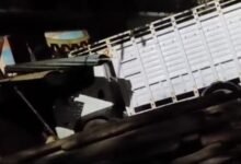 देवरिया के भलुअनी कस्बे में सोमवार रात करीब 11 बजे तेज रफ्तार पिकअप वाहन दुकान में घुस गया, जिससे रखवाली कर रहा दिव्यांग युवक मंजूर अंसारी घायल हो गया। टक्कर से दुकान का सामान क्षतिग्रस्त हुआ। चालक मौके से फरार हो गया। थानाध्यक्ष प्रदीप कुमार पांडेय ने जांच कर कार्रवाई का भरोसा दिया।