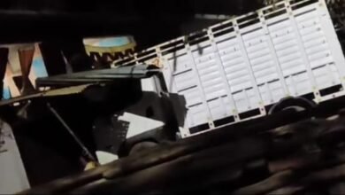 देवरिया के भलुअनी कस्बे में सोमवार रात करीब 11 बजे तेज रफ्तार पिकअप वाहन दुकान में घुस गया, जिससे रखवाली कर रहा दिव्यांग युवक मंजूर अंसारी घायल हो गया। टक्कर से दुकान का सामान क्षतिग्रस्त हुआ। चालक मौके से फरार हो गया। थानाध्यक्ष प्रदीप कुमार पांडेय ने जांच कर कार्रवाई का भरोसा दिया।