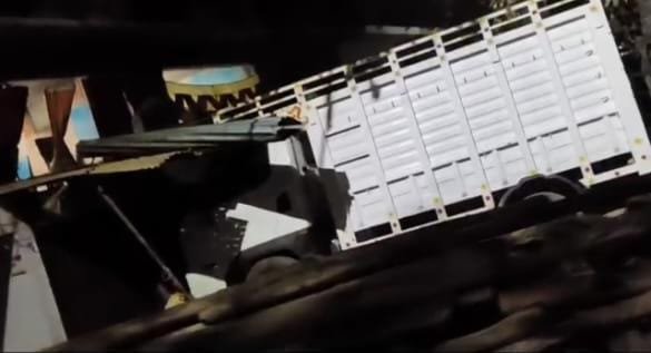 देवरिया के भलुअनी कस्बे में सोमवार रात करीब 11 बजे तेज रफ्तार पिकअप वाहन दुकान में घुस गया, जिससे रखवाली कर रहा दिव्यांग युवक मंजूर अंसारी घायल हो गया। टक्कर से दुकान का सामान क्षतिग्रस्त हुआ। चालक मौके से फरार हो गया। थानाध्यक्ष प्रदीप कुमार पांडेय ने जांच कर कार्रवाई का भरोसा दिया।