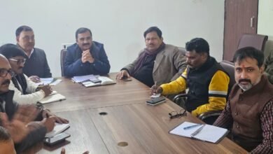 नव निर्वाचित भाजपा प्रदेश अध्यक्ष पंकज चौधरी के 7 जनवरी को प्रथम काशी आगमन को लेकर भारतीय जनता पार्टी ने भव्य स्वागत की तैयारियां पूरी कर ली हैं। रोहनिया स्थित क्षेत्रीय कार्यालय में हुई बैठक में क्षेत्रीय अध्यक्ष दिलीप पटेल ने बताया कि कैथी से सर्किट हाउस तक 10 स्वागत प्वाइंट बनाए गए हैं। ढोल-नगाड़े, शंखध्वनि, पुष्प वर्षा और “हर-हर महादेव” के उद्घोष के साथ पारंपरिक व अनुशासित स्वागत किया जाएगा।