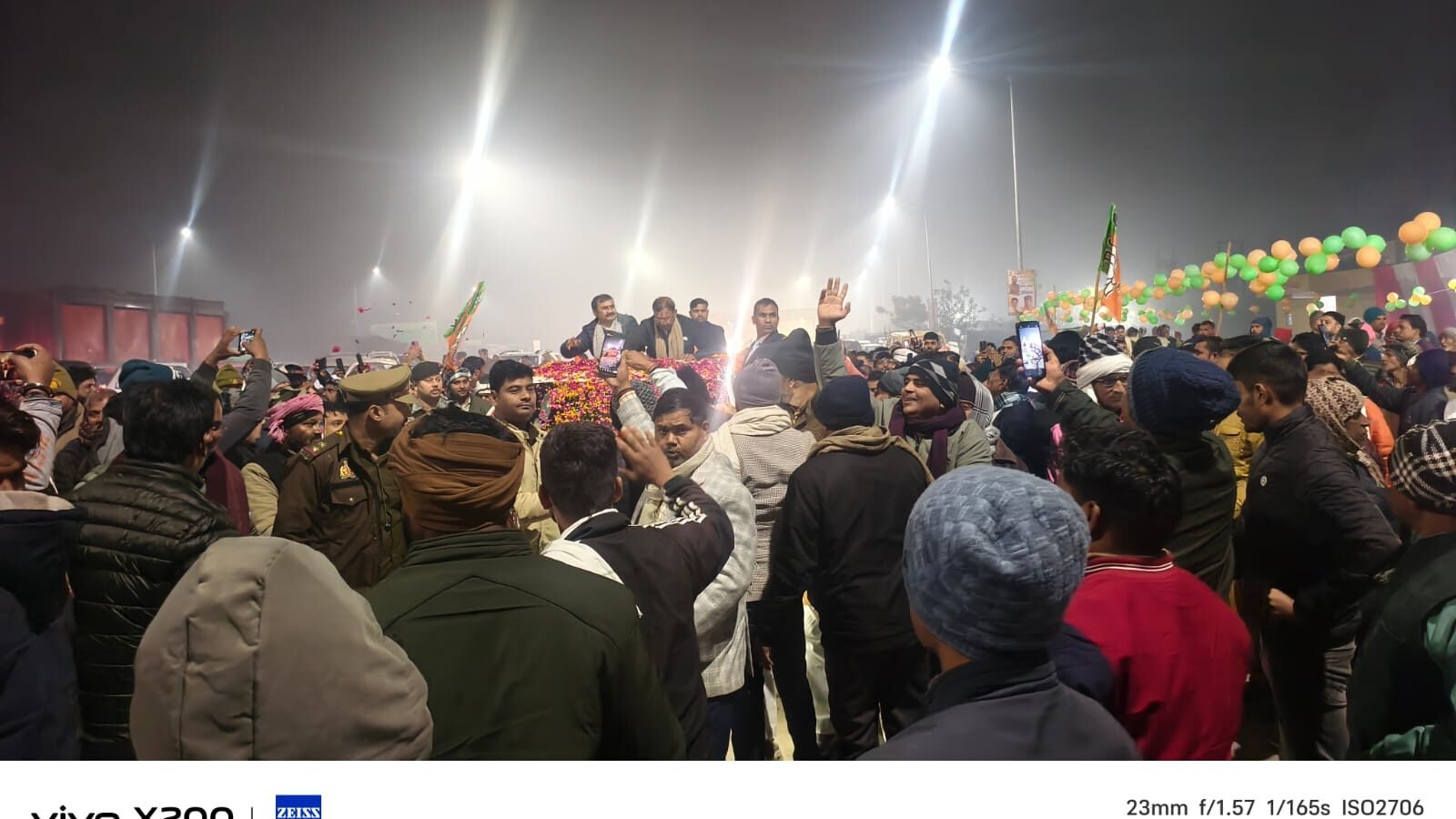 वाराणसी में नव निर्वाचित भारतीय जनता पार्टी के प्रदेश अध्यक्ष पंकज चौधरी के प्रथम काशी आगमन पर ऐतिहासिक स्वागत देखने को मिला। गाजीपुर सीमा से सर्किट हाउस तक कार्यकर्ताओं ने शंखनाद, ढोल-नगाड़ों, पुष्पवर्षा और “हर-हर महादेव” के जयघोष के साथ भव्य अभिनंदन किया। कड़ाके की ठंड के बावजूद हजारों कार्यकर्ताओं की मौजूदगी ने संगठन की मजबूती और एकजुटता का संदेश दिया।