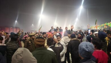 वाराणसी में नव निर्वाचित भारतीय जनता पार्टी के प्रदेश अध्यक्ष पंकज चौधरी के प्रथम काशी आगमन पर ऐतिहासिक स्वागत देखने को मिला। गाजीपुर सीमा से सर्किट हाउस तक कार्यकर्ताओं ने शंखनाद, ढोल-नगाड़ों, पुष्पवर्षा और “हर-हर महादेव” के जयघोष के साथ भव्य अभिनंदन किया। कड़ाके की ठंड के बावजूद हजारों कार्यकर्ताओं की मौजूदगी ने संगठन की मजबूती और एकजुटता का संदेश दिया।