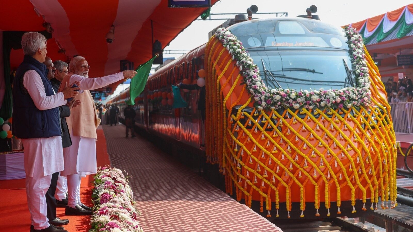 प्रधानमंत्री नरेन्द्र मोदी ने पश्चिम बंगाल के मालदा में 3,250 करोड़ रुपये की रेल और सड़क परियोजनाओं का उद्घाटन व शिलान्यास किया। उन्होंने देश की पहली वंदे भारत स्लीपर ट्रेन की शुरुआत करते हुए कहा कि यह लंबी यात्राओं को आरामदायक बनाएगी। पीएम मोदी ने रेलवे के आधुनिकीकरण, आत्मनिर्भर भारत और नई अमृत भारत एक्सप्रेस ट्रेनों से बंगाल व उत्तर-पूर्व के बीच संपर्क मजबूत होने की बात कही।