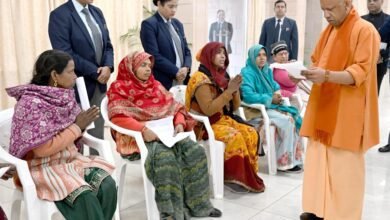 लखनऊ में आयोजित जनता दर्शन में मुख्यमंत्री योगी आदित्यनाथ ने प्रदेशभर से आए फरियादियों की समस्याएं सुनीं। घरेलू विवाद से पीड़ित महिला सीमा ने दो बच्चियों के साथ न्याय की गुहार लगाई, जिस पर मुख्यमंत्री ने पुलिस आयुक्त को तत्काल कार्रवाई के निर्देश दिए। इस दौरान बच्चों के प्रति मुख्यमंत्री का स्नेह भी देखने को मिला। सीएम ने कहा कि सरकार हर नागरिक के सुख-दुख में साथ खड़ी है।