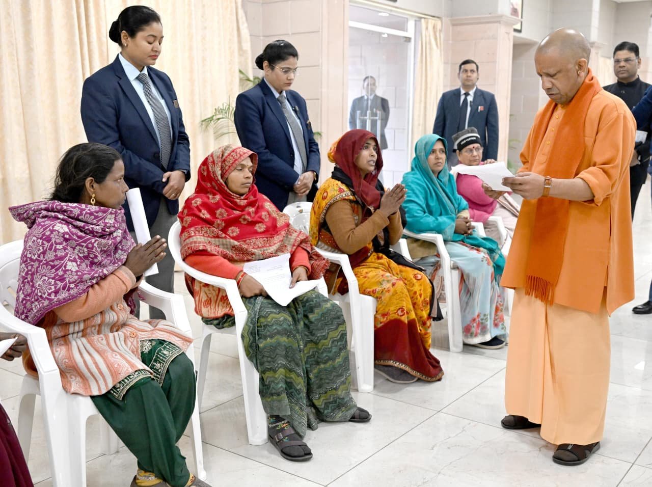 लखनऊ में आयोजित जनता दर्शन में मुख्यमंत्री योगी आदित्यनाथ ने प्रदेशभर से आए फरियादियों की समस्याएं सुनीं। घरेलू विवाद से पीड़ित महिला सीमा ने दो बच्चियों के साथ न्याय की गुहार लगाई, जिस पर मुख्यमंत्री ने पुलिस आयुक्त को तत्काल कार्रवाई के निर्देश दिए। इस दौरान बच्चों के प्रति मुख्यमंत्री का स्नेह भी देखने को मिला। सीएम ने कहा कि सरकार हर नागरिक के सुख-दुख में साथ खड़ी है।