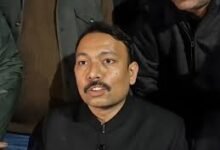 बरेली के सिटी मजिस्ट्रेट अलंकार अग्निहोत्री को अनुशासनहीनता के आरोप में उत्तर प्रदेश सरकार ने निलंबित कर दिया है। गणतंत्र दिवस पर दिए गए इस्तीफे और तीखे बयान के बाद यह कार्रवाई की गई। निलंबन की सूचना के बाद उन्होंने सरकारी आवास खाली कर दिया और सामान लखनऊ भेजा गया। निलंबित अवधि में उन्हें शामली डीएम कार्यालय से संबद्ध कर रोजाना उपस्थिति दर्ज कराने के निर्देश दिए गए हैं।